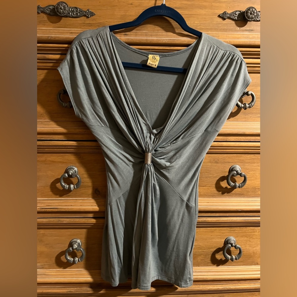 Women’s Blouse with twist in middle from jewel. Ginger G Brand -S